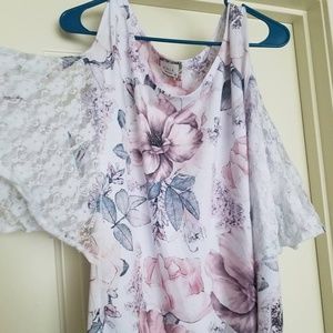 Flowy wing sleeve lace top with floral pattern